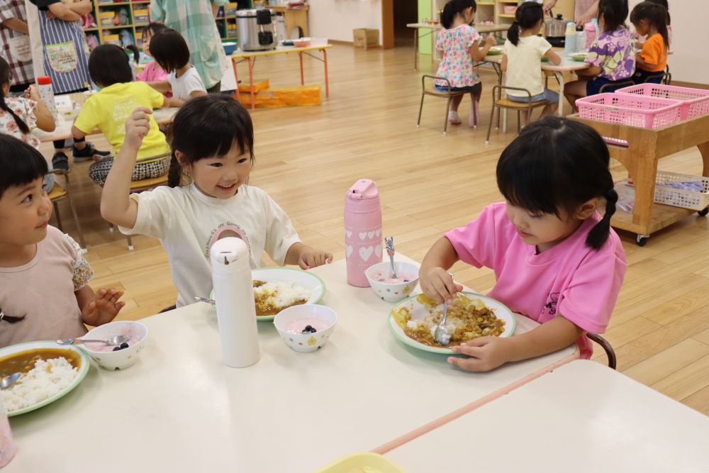 美味しい☆
右手をあげてガッツポーズ❕