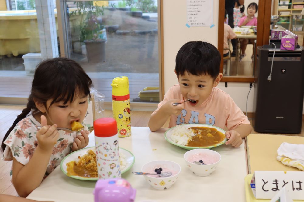 大盛についだＮちゃんとＥ君
トマトとチーズが入ったカレーを頬張ります