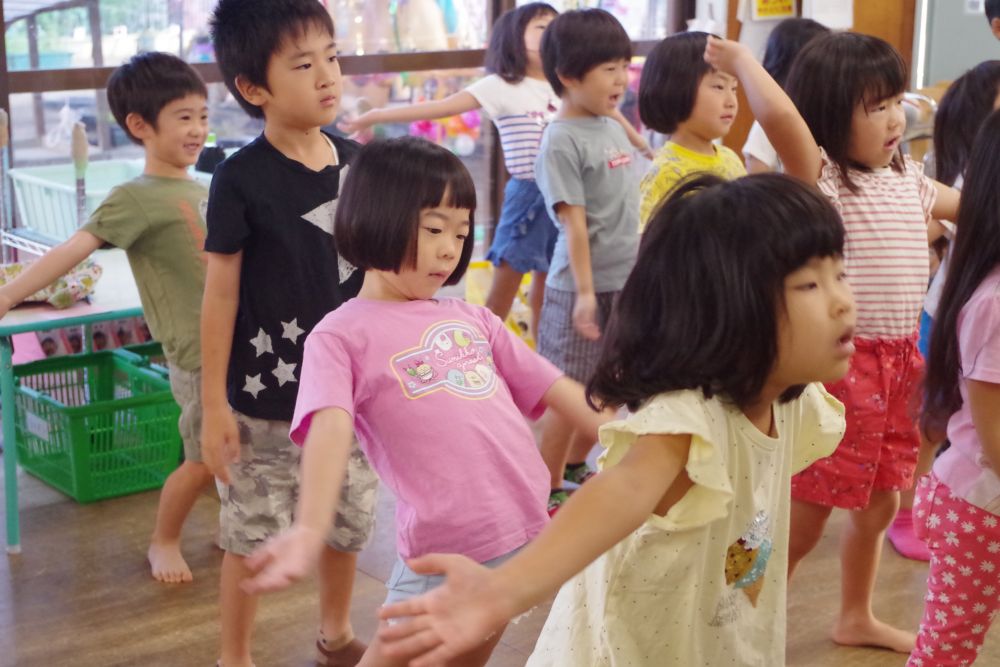 プールの前にもやっているからばっちりなキリン組さん！！

今日の天気みたいにすっきり目が覚めたね！！