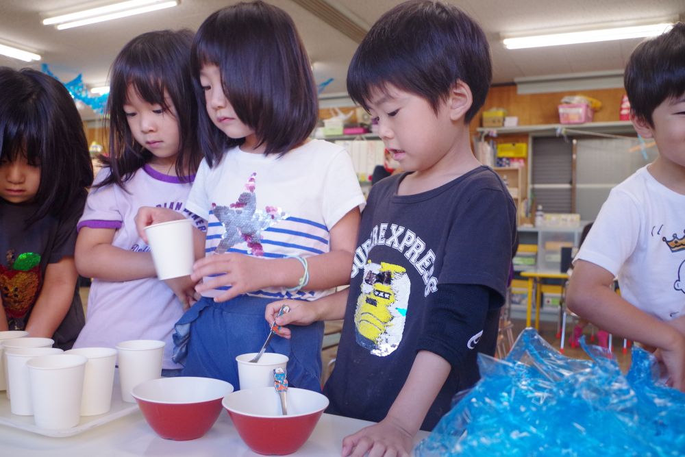 朝ごはんは、おにぎりとお味噌汁♡

ネギやワカメは自分でえらんでいれたよ！
