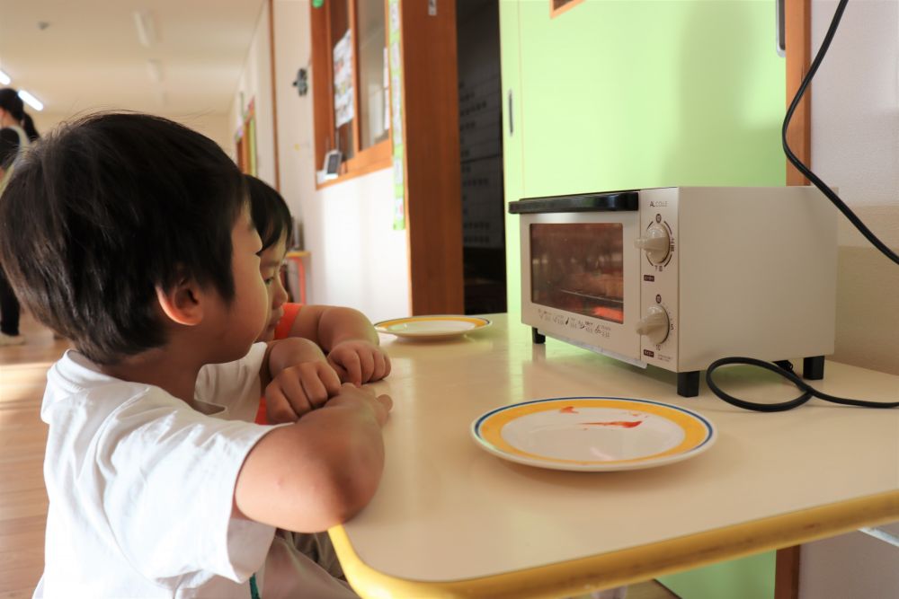 チーズが溶けて、焼き色がつく様子をじっと見つめてます
待ち遠しさが伝わってきます