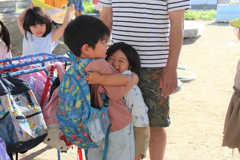 楽しい時間はあっという間に過ぎ、お迎えの時間に・・・

お兄ちゃんを迎えに来た妹
微笑ましいですね