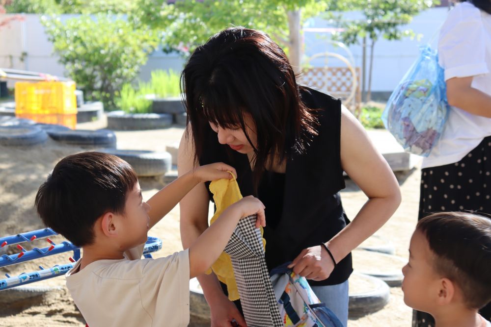 「見て見て」
楽しい思い出と素敵なプレゼント☆

お泊り保育がが始まるまでは、不安があったり、楽しみがあったり
一人ひとり様々な思いの中友達と過ごす中で協同し合い、共に成長することができました
保護者の皆様、ハローズさんご協力ありがとうございました
