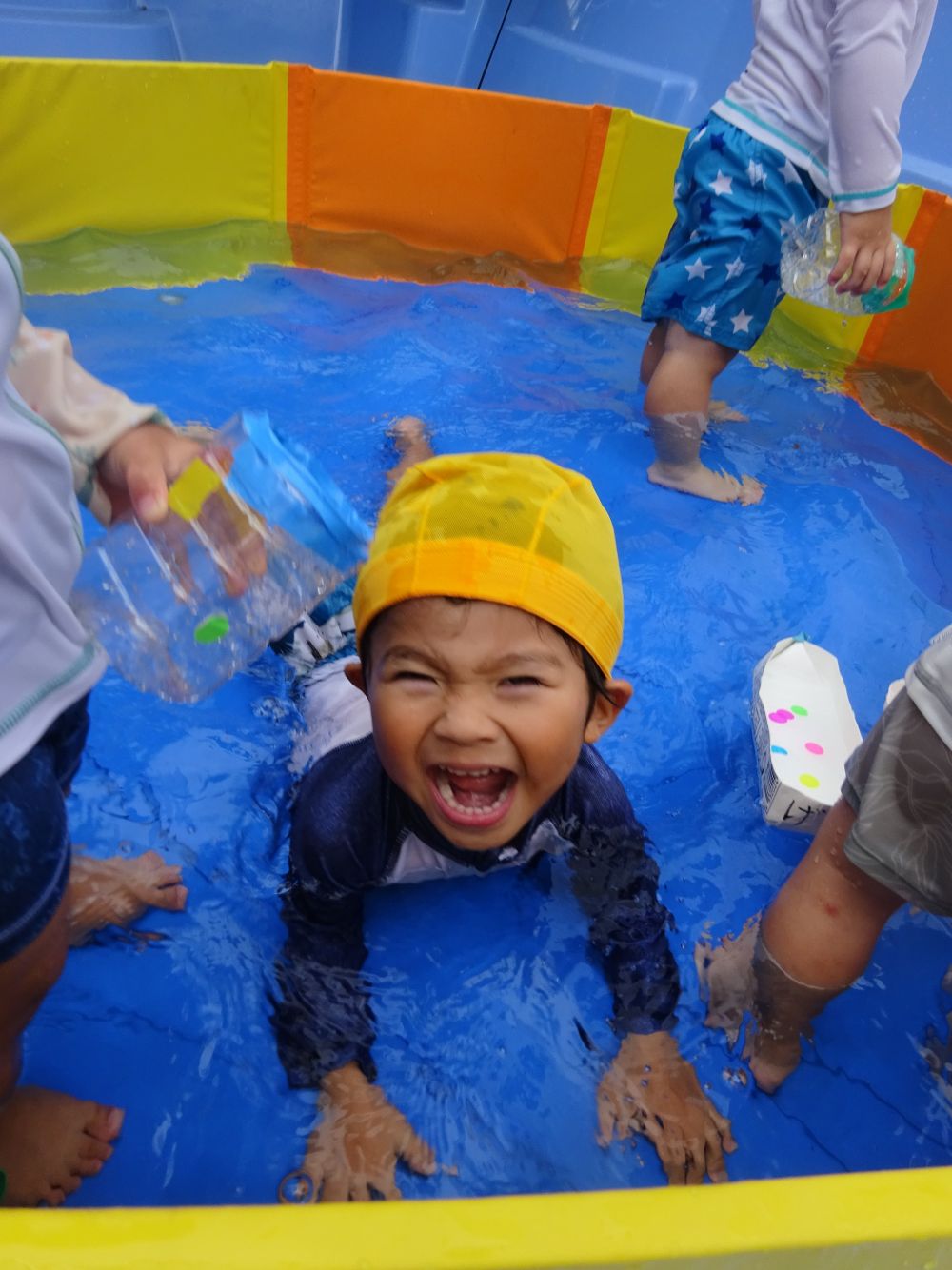 水が顔にかかってもへっちゃらのMくんは
「僕こんなのできるよ！！」と
ワニ歩きをとても得意顔にみせてくれました。