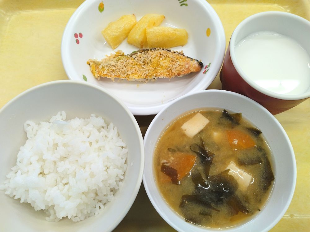 ご飯

鮭のカレーマヨパン粉焼き

焼きポテト

豆腐とわかめのみそ汁

牛乳

