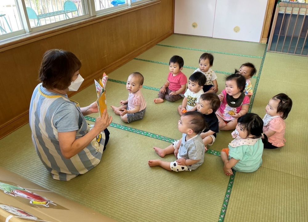 0歳児　ウサギ組
　『いないいないばあ』

この絵本は犬、ウサギ、とり、リスが絵本から飛び出してくる
仕掛け絵本になっています。
出てくる動物を子ども達の顔に近づけるとニコニコと大笑い♡
「いないいない・・ばあ！」
の先生の声に合わして手を顔の前に持ってくる様子も見られます。