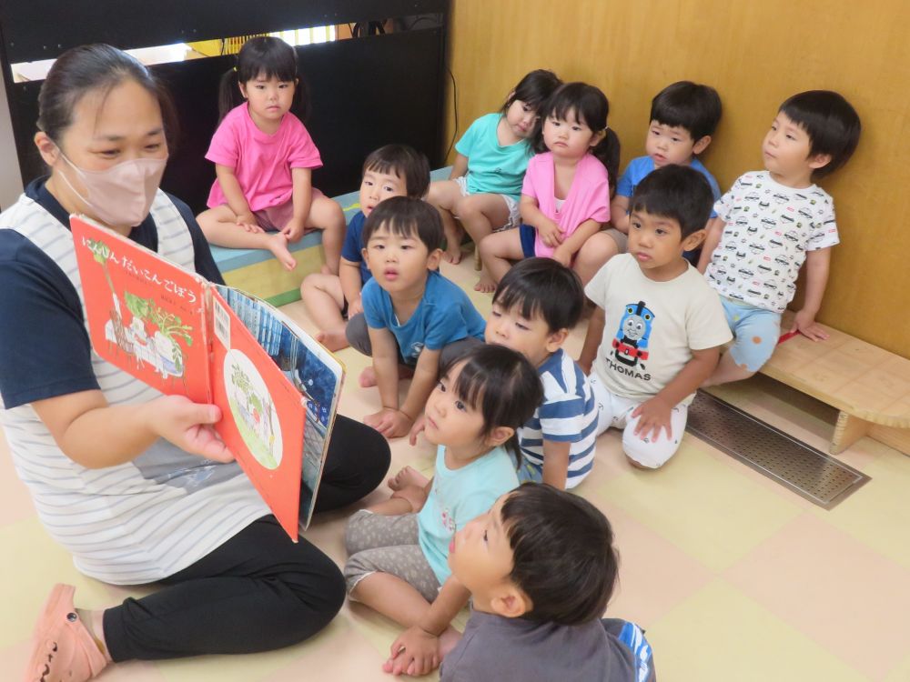 2歳児　クマ組
　『にんじんだいこんごぼう』

赤色のにんじん、白色のだいこん、黒色のごぼう。昔はみ～んな真っ白だったんだって！！
お風呂に入ったら・・・熱いお風呂に我慢して入ってたにんじんさん。ピカピカに洗っていい湯加減のお風呂に入っただいこんさん。お風呂が嫌いなごぼうさん。
さてさて、みんなのお風呂は、どのお野菜さんと一緒かな？
