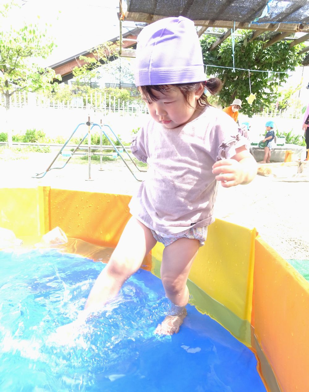 プール遊びもどんどん広がってきたヒヨコ組さん
それぞれの楽しみを見つけながら、水の気持ちよさを味わっています♡



入ってみたいけれど、ちょっぴりドキドキ・・・
いろいろな気持ちと葛藤していたＳちゃん
友達が楽しんでいる様子を見て、入ってみることに！
「ばしゃばしゃ～！」
足を思いきり動かして楽しむＳちゃん
自分なりのペースで楽しんでいます♡