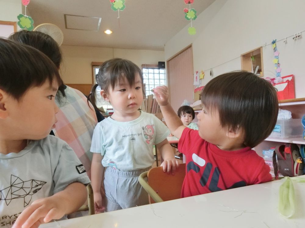 「みて　むしさんおったよ」と、
友達に教えてあげる姿も・・・♡

みんなで飼ってみることに♪
大きくなったら何になるのかな？