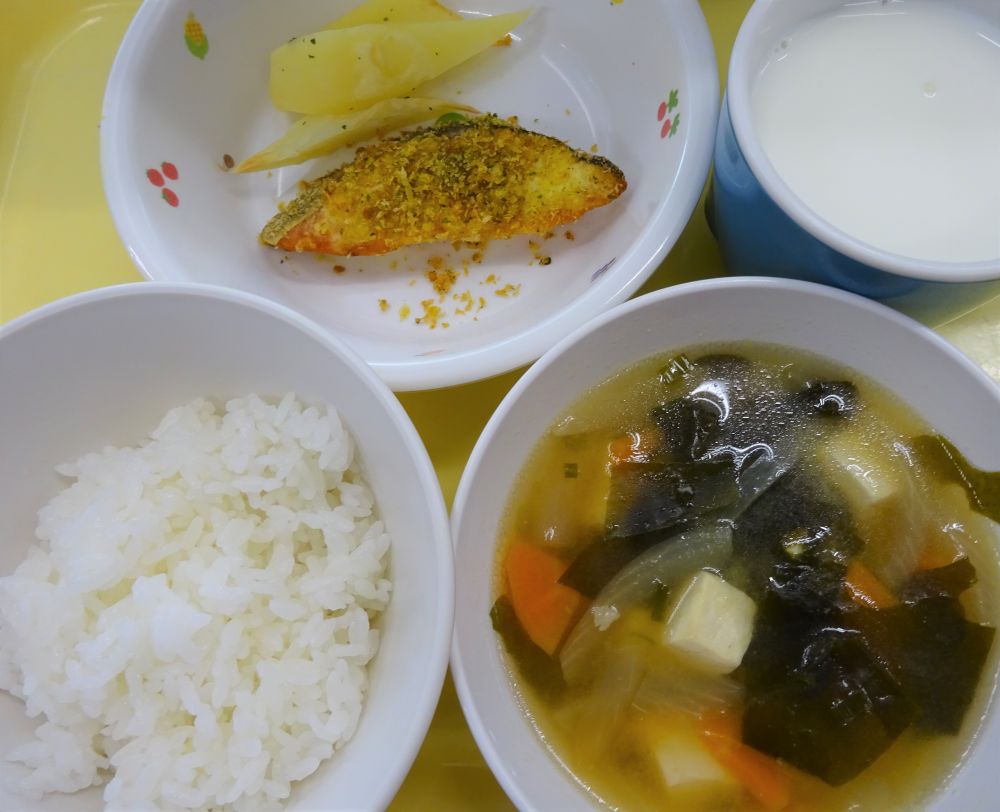 ご飯

鮭のカレーマヨパン粉焼き

焼きポテト

豆腐とわかめのみそ汁

牛乳