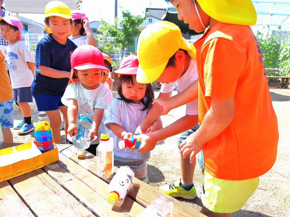 水鉄砲を使っておばけ倒しに挑戦！
水がなかなか出なくて困っていると・・・
「一緒にやってあげるね！」と
Tちゃんの手を優しく握って一緒に押すYくん
一緒におばけを倒せてよかったね♡