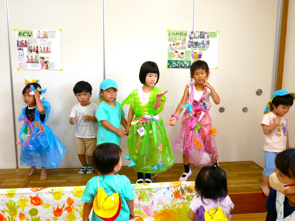 踊ることがだいすきな友達
小さいクラスの友達もみんなで
なりきったり歌ったり全身を使い
表現することを楽しんでいました



「今から踊りが始まりま～す♪」
楽しそうな歌声や踊りに
歌ったり踊ったりする事が大好きな
友達が集まってきます♡