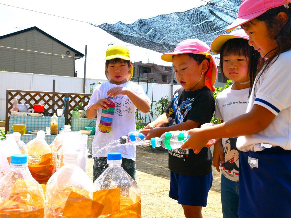 水鉄砲の水がなくなったらすぐに渡せるように
次の水を用意して待つY君

先のことを考えて待つ姿に成長を感じます