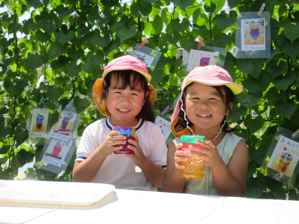 お客さんとして席に座り、好きなジュースを飲む♡
楽しさや嬉しさが表情から伝わってきます♡