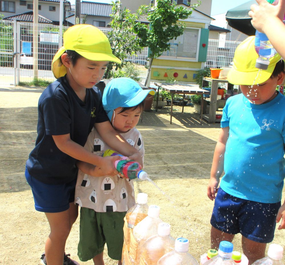 ”おばけ倒し”

「こうやって押したらでるよ！」
「クマ組さんだから倒れやすい的にしてあげるね！」
「一番つよい水鉄砲にしてあげる！」

優しく声を掛けてくれるお兄ちゃん…
緊張していたＳ君も力一杯水鉄砲を押し一生懸命に”おばけ”をやっつけます