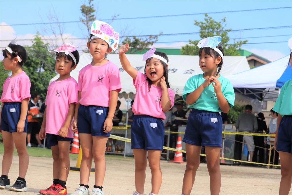 コロナ禍で４年ぶり？
東新涯夏祭りが開かれました

ゆめはうす認定こども園からは５歳児キリン組さんが
催しを披露
お揃いのTシャツ、可愛いです