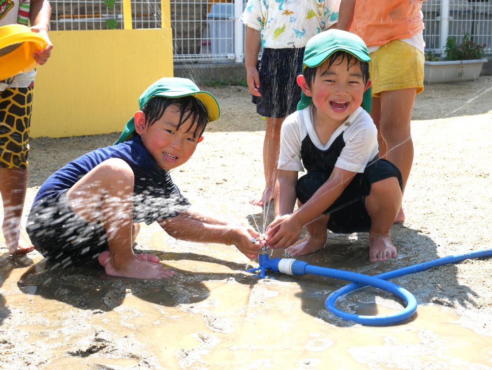 水の冷たさを感じたり
スプリンクラーの動きを見て楽しんだり♡
暑い日が続きますが水遊びを満喫しています



『気持ちいい～！！』
『噴水みたい♡』