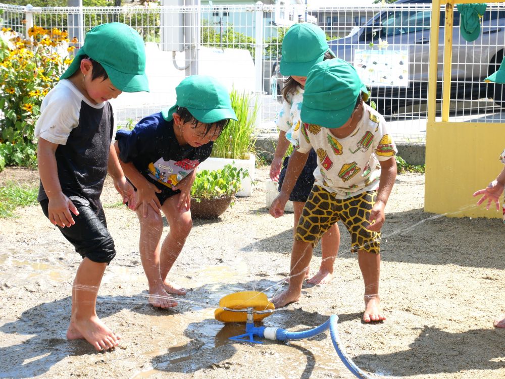 『この上にさ～このおもちゃ乗せてみよう？』
『乗せたらどうなるかな？』
『うわっ！水の動きが変わったよ！』
遊びに変化をつけて楽しんでいます