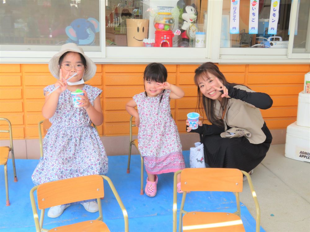 「ガリガリガリガリかき氷～♪」
みんなの大好きなかき氷の歌・・・
暑い中で食べるのは最高～
自分の好きな色を注文してニッコリ☺
一口食べてまたニッコリ笑顔
