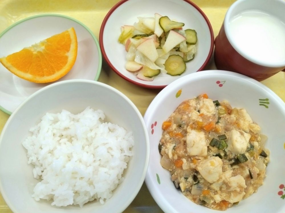 ご飯

マーボーツナ丼

キャベツとりんごのマリネ

オレンジ

牛乳