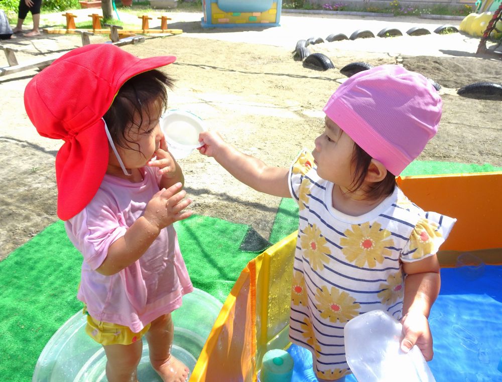 カップで水をすくったKちゃん
すると、近くにいたTちゃんの肩に優しく水をかける・・♡

Ｔちゃんも水の気持ち良さを感じながら、
一緒にプール遊びを満喫しています！