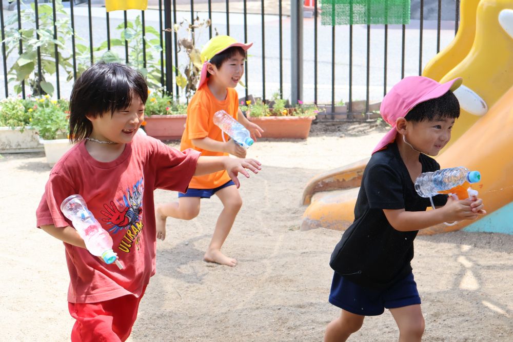 暑さに負けずに
思いっきり夏を楽しもうと
水鉄砲を考案♡

それぞれ好きな色を使い絵を描き
オリジナルの水鉄砲が
完成しました！

やっぱり自分だけのものって
特別感があって嬉しい♡
