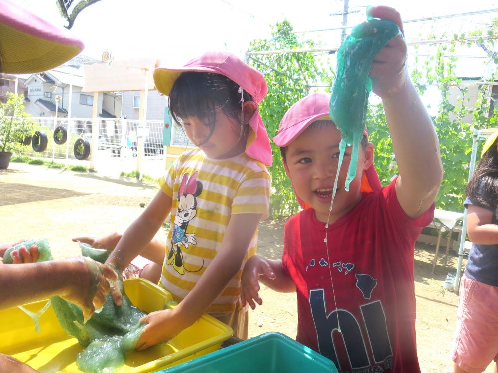 檀上先生が何やら楽しい遊びを始めました！
「何しとるん！」
「何ができるん！」
興味津々♪


作っていたものは『スライム』！！
「なんで緑色なん！？」
「めーっちゃ伸びる～！！」
「どうやって作ったん！！」
不思議がいっぱい♡