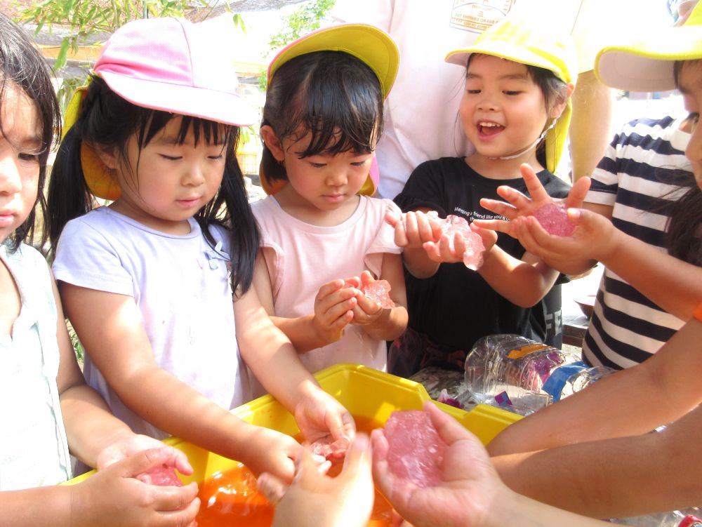 「丸くして指で磨いたらピカピカになるよ！」
「ツルツルのお団子みたい～」
「どろどろのおもちじゃない？」
思うこと・感じることもいっぱい♡