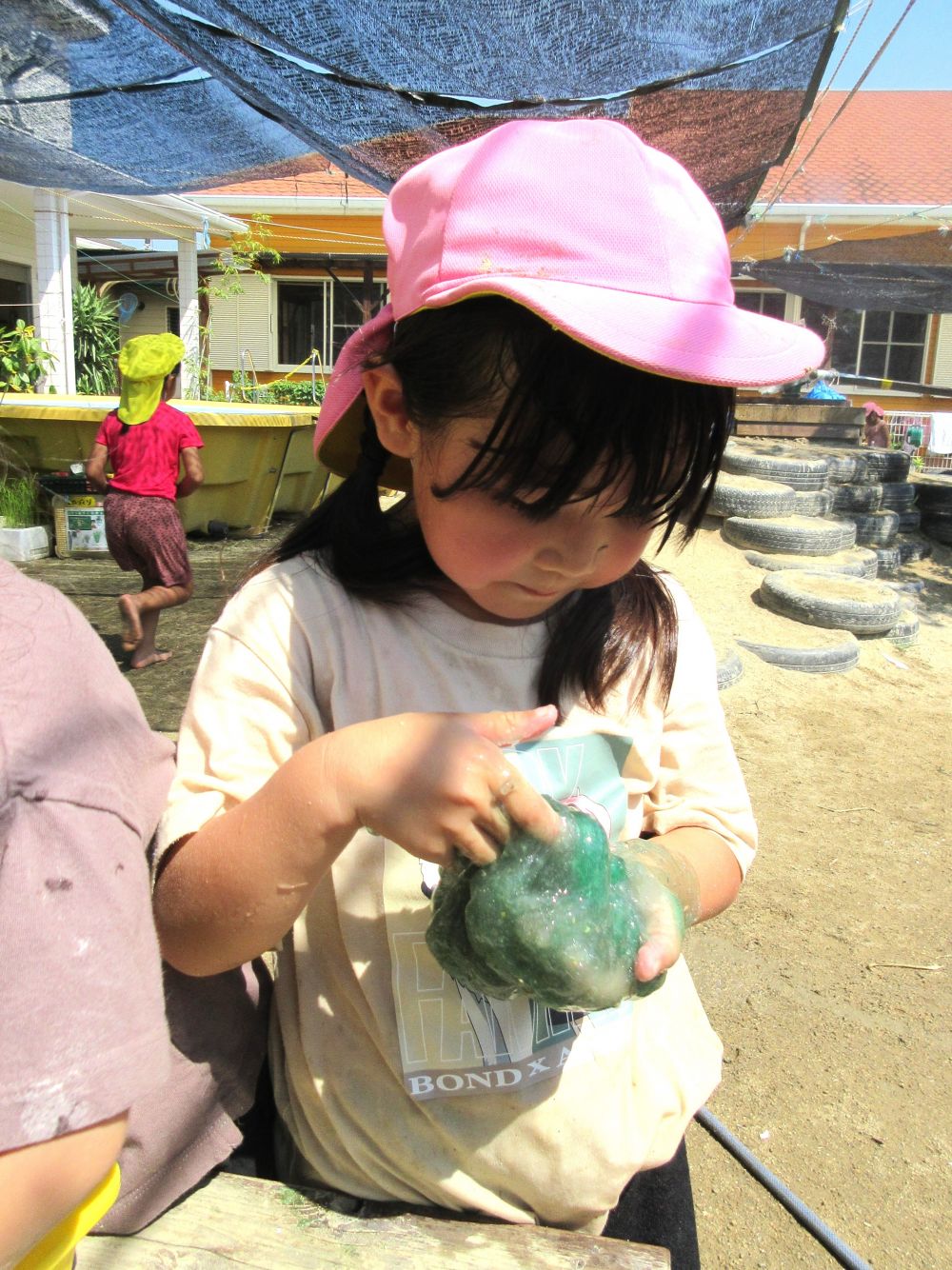 「ぷにぷにして気持ちいい♡」
「指で押したら顔ができそう！」

夏ならではの遊びを楽しんでいます♡
