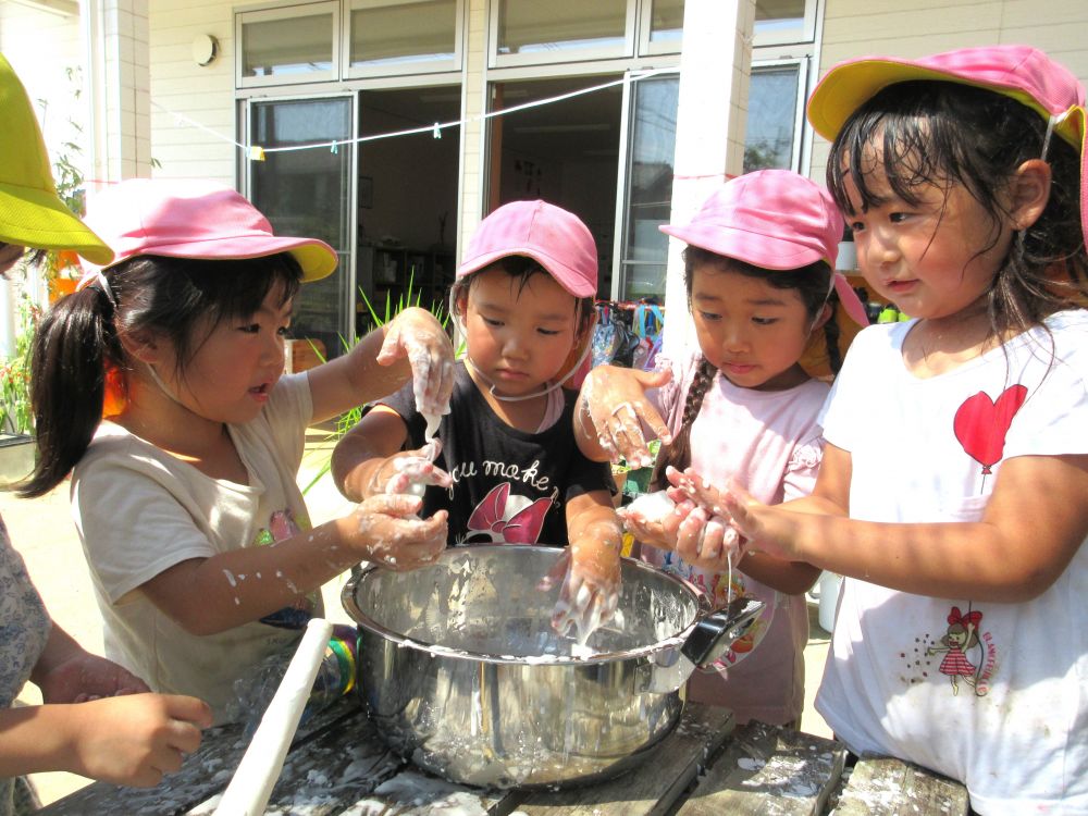 先生から先生へ
先生から子どもたちへ
発見や学びが広がっていく…♡


こちらは『片栗粉スライム』
握ったら固くなるのに離したらドロドロ！！


