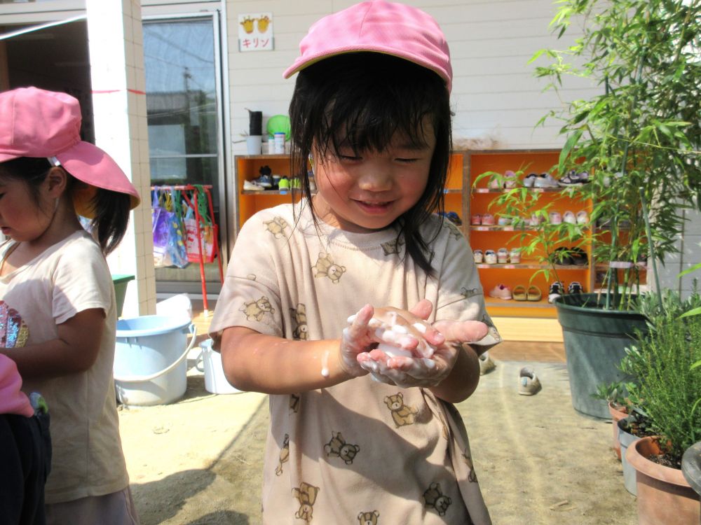 初めての感触に驚いたり・・・不思議に思ったり・・・
それは子どもたちだけでなく、先生も同じです！
一緒に楽しさや面白さを感じ、共有しています♡

