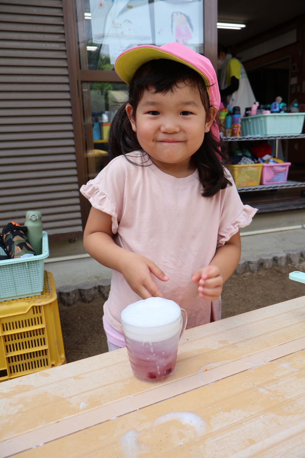 
初めて色水に挑戦したMちゃん
ピンク色のジュースを作りたいと
ピンクの花びらを
一生懸命集めていました

出来具合にとっても満足気なＭちゃんです♡