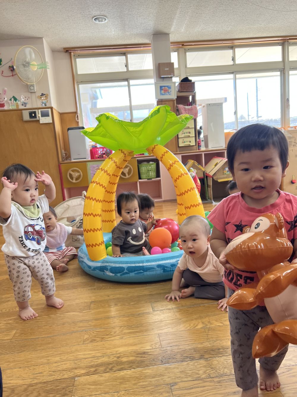 「アイアイ♪」の歌を先生が歌うと・・・
お猿さんをみてみて～と見せてくれるSくん
Mくんは歌にあわせて踊る姿がとても可愛くて先生達もニッコリでした。
