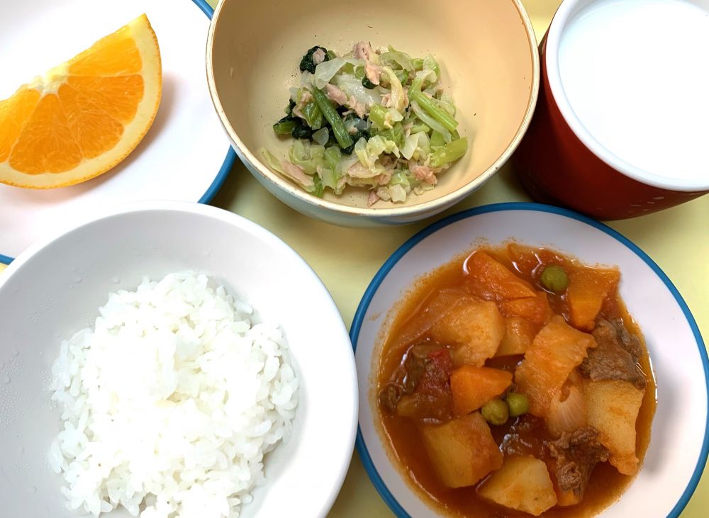 ご飯

洋風トマト肉じゃが

キャベツとツナのサラダ

オレンジ

牛乳