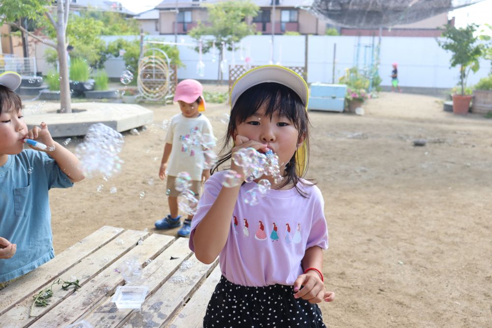 園庭でシャボン玉遊び♪
ストローをたくさん束ねた物を使ったり、輪切りにした竹を使ったり
身近な物を工夫して使い、楽しんでいます