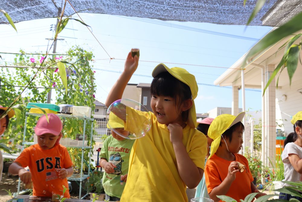 Mちゃんと競うようにHちゃんも☆
２人ともすぐにコツをつかみ、ほぼ半日夢中でシャボン玉を楽しみました