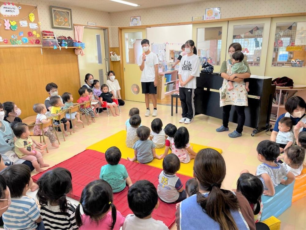 最後の日には『水中めがね♪』の歌の出し物をしてもらって子ども達も一緒に
手を叩いたり、身体を揺らしたり、歌ったり・・・

毎日笑顔で元気に遊んでもらってありがとうございました！
将来また会えることを楽しみに待っています。

