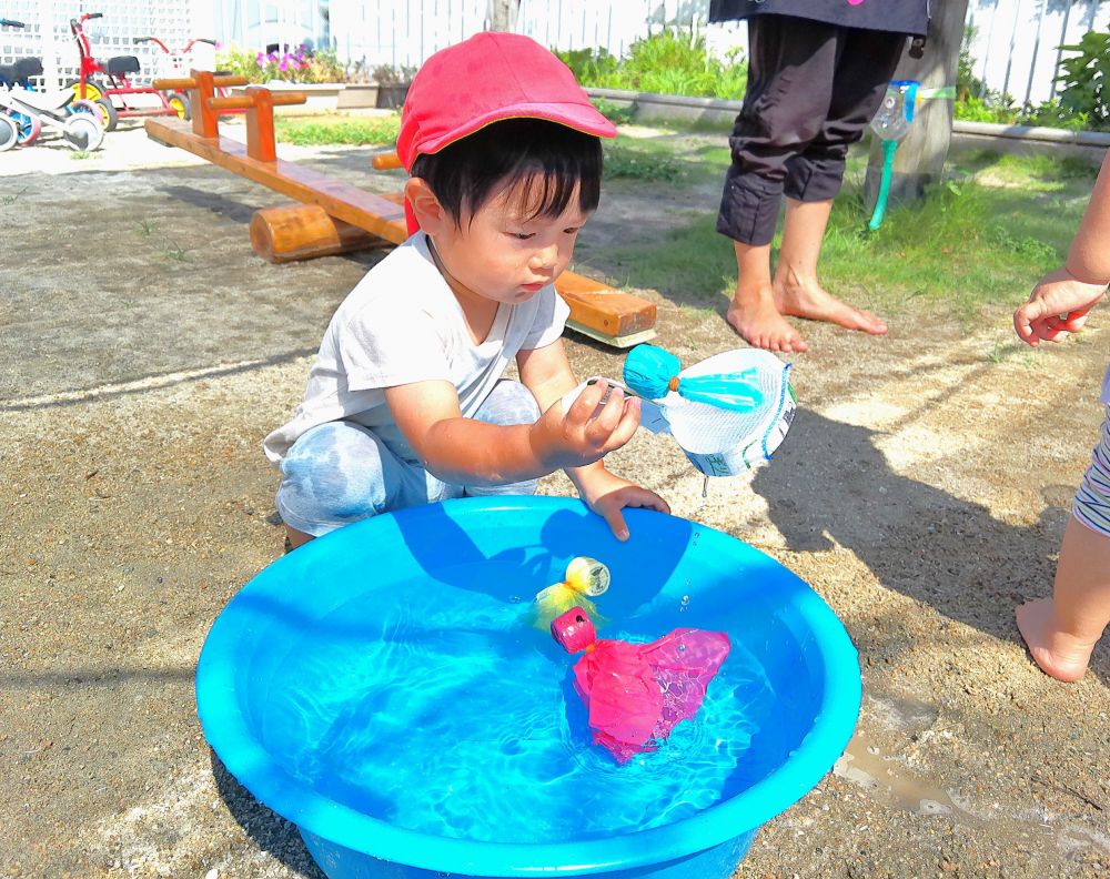 １歳児 金魚すくいごっこ ＊ | 園だより | 社会福祉法人MONDEN会