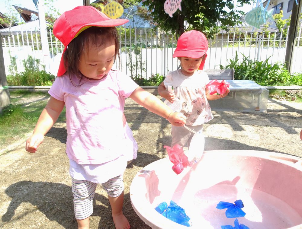 「もう１回やるんだ～」
金魚すくいに夢中のKちゃん
水色のタライの中からすくったあと、
今度は大きなピンクの入れ物へ！

「お魚さん泳いでるね～」と
優しくほほえみながら見つめていました♡