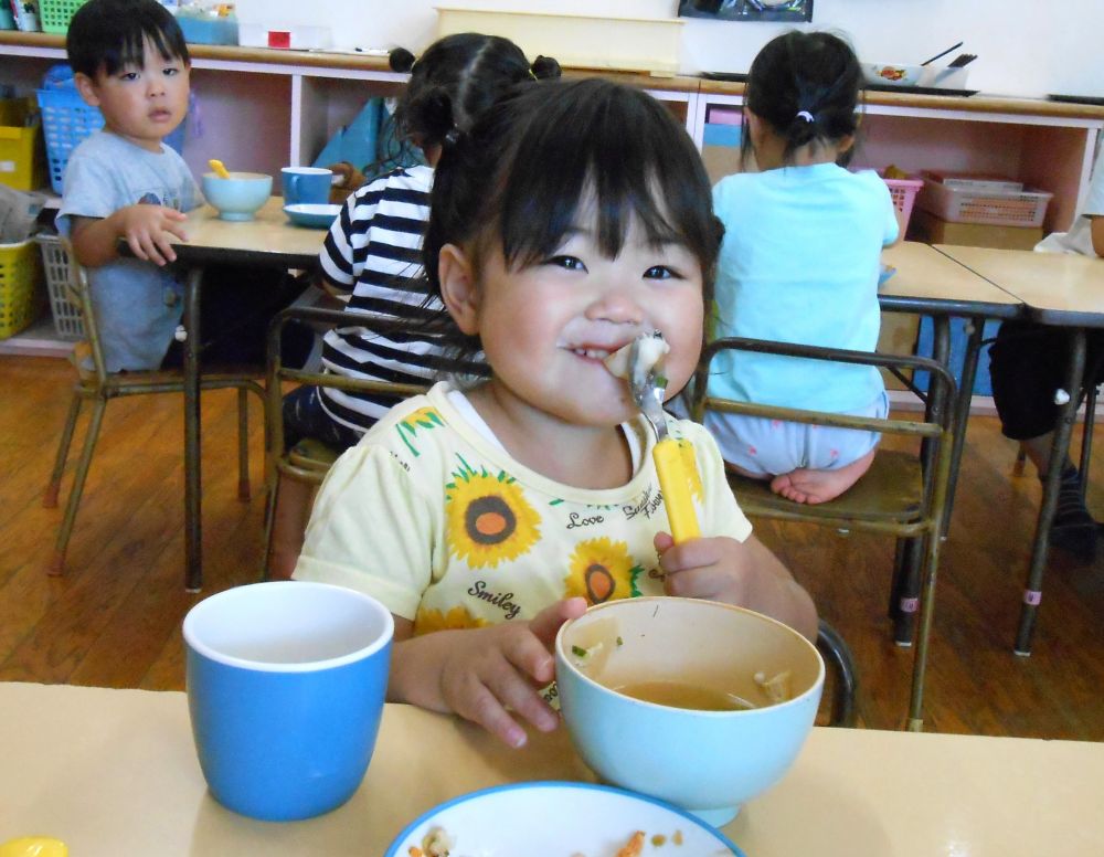 もう一品は「豚汁」です。

里芋・こんにゃく・大根・・・
たくさんの具材が入っています。

「みて～こんにゃく！」など見つけた具材を教えてくれる声も聞こえます。

里芋を見つけておいしそうに食べる様子です♡