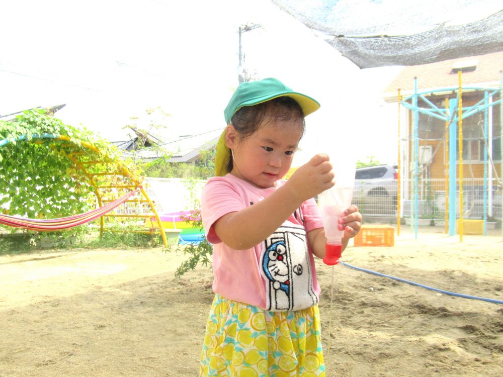 やってみたい遊びに夢中！！
登園するとすぐに園庭に走って出ていく子どもたち



『これやってみたい』
どうやって使おうかな・・・考えるSちゃん♡
友達に『水鉄砲だよ』と教えてもらっていました
でも・・・『じょうろみたい♡』
それもいい考えだね！！
色々な発想があって面白い