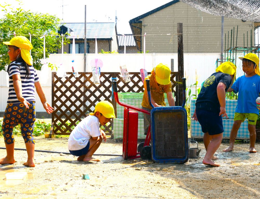 暑い日が続く中、水の冷たさや気持ちよさを感じながら全身を使って水遊びを楽しむ



みんな大好きスプリンクラー♪
近くに行きたい…
どうしようか考えたAくん
二輪車を立たせてバリア！！
体を小さくして少しずつ近くに寄ります♡