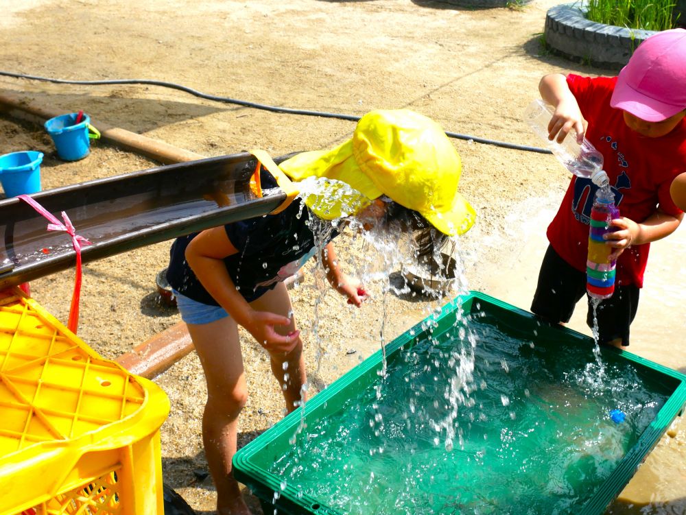 普段は水鉄砲で足に水をかけたり
砂場で山や川を作ったりして
遊ぶことを楽しむⅯちゃん
「行くよーーーーー♪」