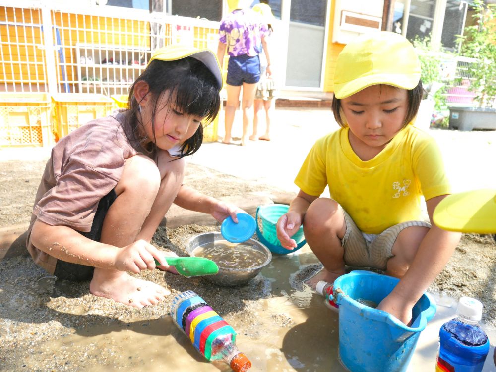 泥・水の感触を楽しんだり
水の不思議に気づいたり
思いや発見を友達と共有し楽しんでいます



砂場にたまった水溜まりを見て
「なんかコーヒーみたい♡」
みんなでコーヒー作り
砂を砂糖に見立てて
「これは甘いやつ！！カフェオレ」
見立て遊びを楽しむ♪