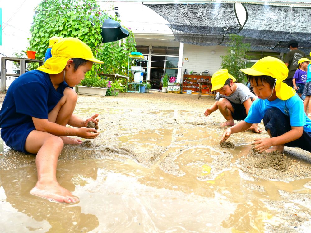 水遊びの最後に…
「見て、ここ道作ったら水通るよ」
「私もやりたい♪」
友達が集まり道を広げます♡