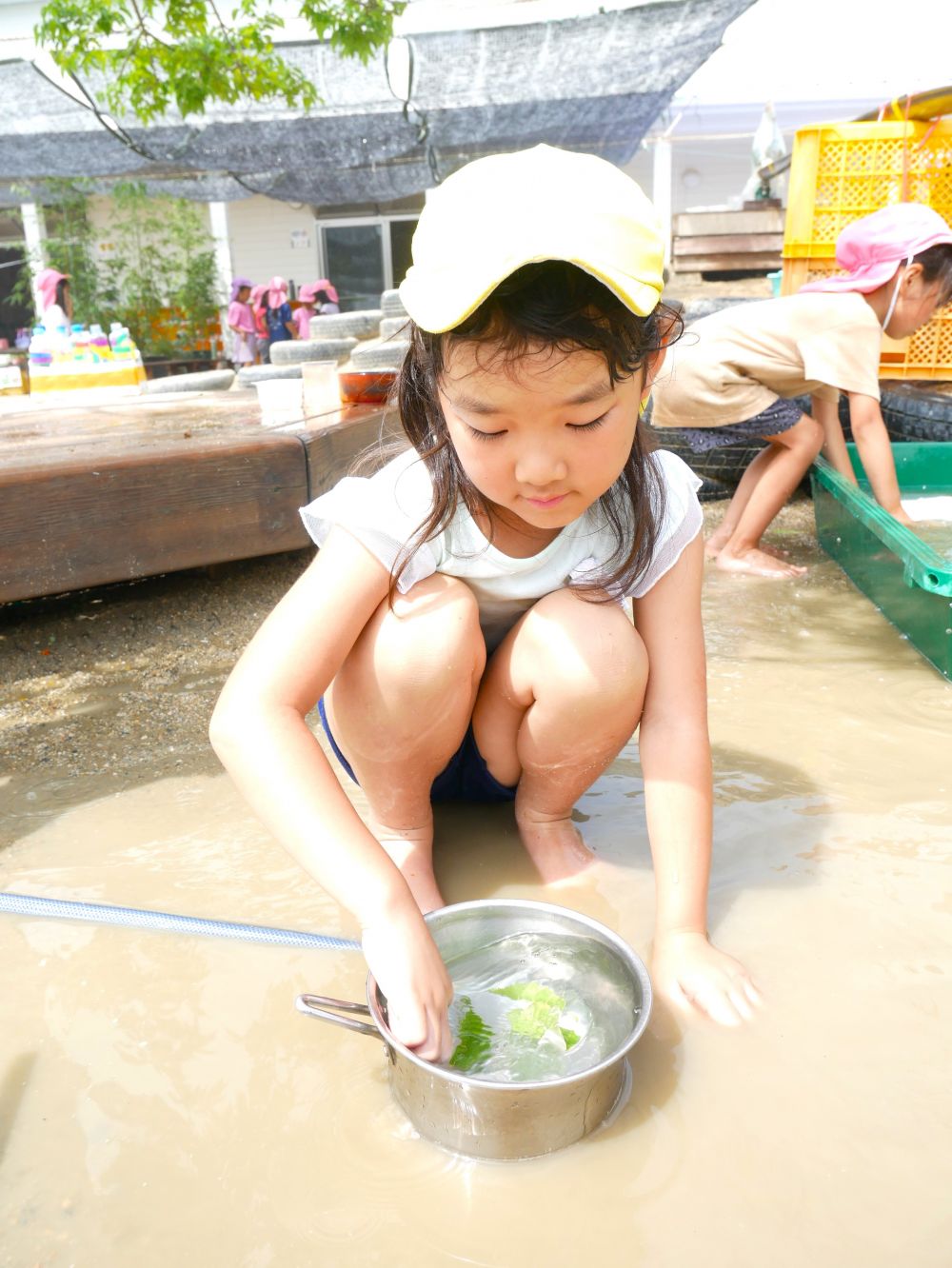 バケツに水と葉っぱを入れて
手でクルクル回すNちゃん
「ここに入れて混ぜると手に葉っぱが
ついてくるんよ！！なんで？」

水遊びを通して感触を味わったり
面白さや不思議さを感じたり
発想力や想像力など様々な感性が
育っています