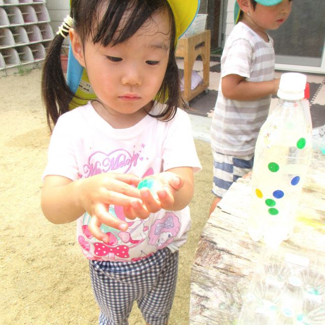 ＊　2歳児　氷遊び　＊