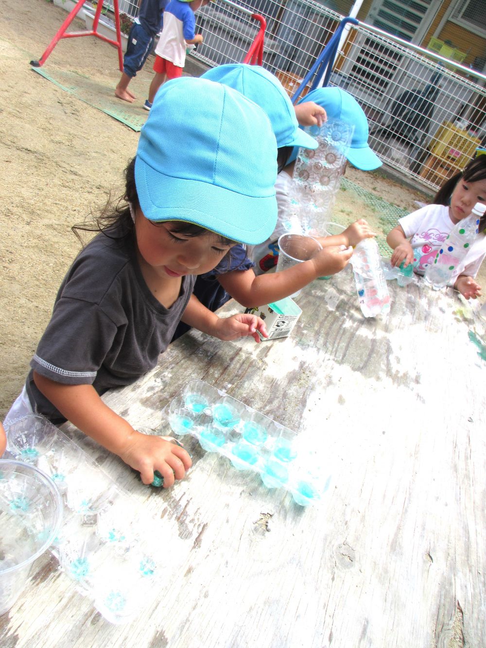 「すべるな～
　ゴシゴシ♪」
氷が溶けだすとツルツルしてつかむのもたいへん！
“氷はすべる”というのを
遊びながら経験し学んでいます
Uちゃんは氷を机の上にこすりつけるようにして遊んでいました
