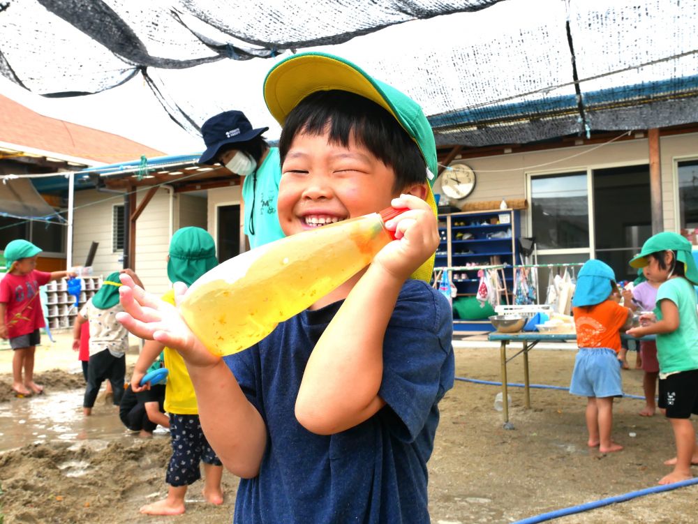 『見て！！僕のもイイ色でしょ？』
『今日はイイ色が出せた！！』
昨日よりも今日・・・　今日よりも明日・・・
毎日遊びの中で試す姿がみられ成長を感じます