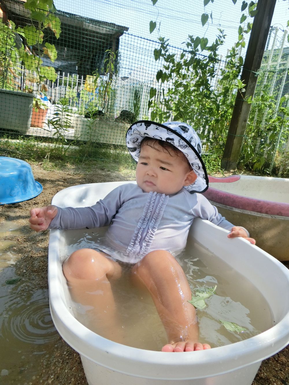 （あ～最高だわ♡）と、
きっとそんな感じで・・・
優雅にベビーバスにインのRちゃん♪
